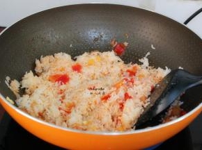 米饭炒至粒粒分明,充分吸收番茄汁;