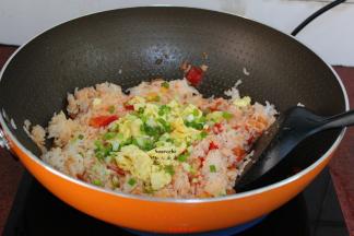 放盐、炒的鸡蛋、香葱翻炒片刻即可。