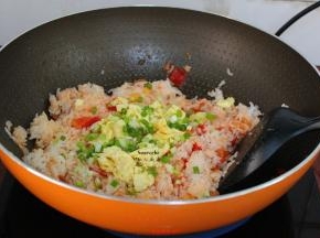 放盐、炒的鸡蛋、香葱翻炒片刻即可。