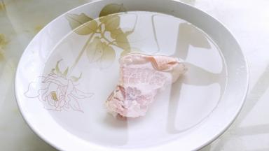 五花肉清水寝泡10分钟。