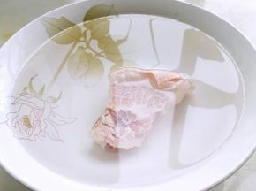 五花肉清水寝泡10分钟。