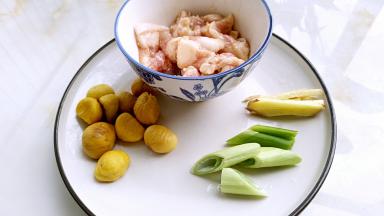 栗子剥皮，葱切断，姜切丝，五花肉切片后用盐1克，砂糖，酒酿，生抽，老抽五香粉拌匀腌制一下。