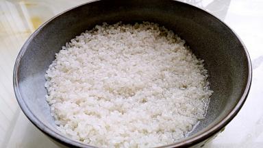 大米淘洗干净。
