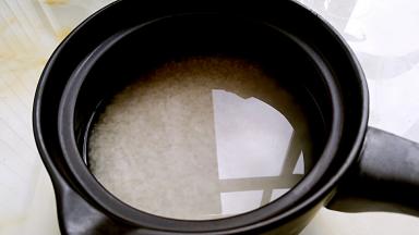 大米淘洗后放入砂锅中，加入清水莫过一指。