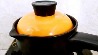 盖上锅盖大火烧开后转最小的火，焖烧40分钟。