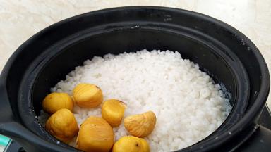 烧制没有水分的时候时候，放入栗子盖上锅盖继续焖烧。