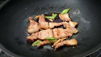 煎至出油即可。