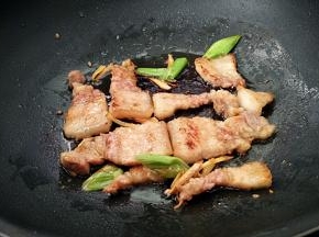煎至出油即可。
