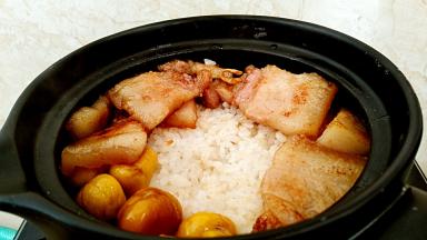 五花肉摆放砂锅中，油脂淋入砂锅的四周内，盖上锅盖继续焖烧。