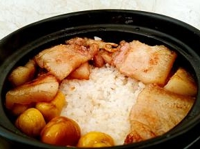 五花肉摆放砂锅中，油脂淋入砂锅的四周内，盖上锅盖继续焖烧。