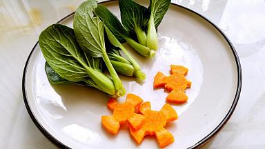 胡萝卜切花，油菜清洗干净晾干水分。