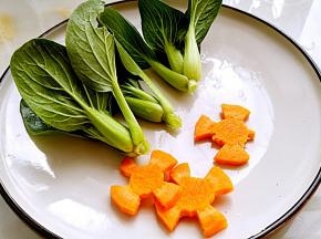 胡萝卜切花，油菜清洗干净晾干水分。