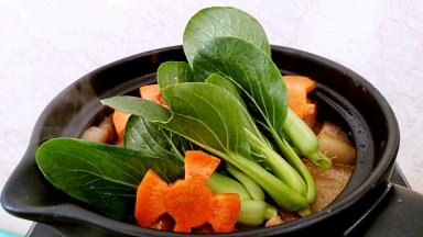 30分钟左右放入油菜和胡萝卜继续焖烧10分钟。