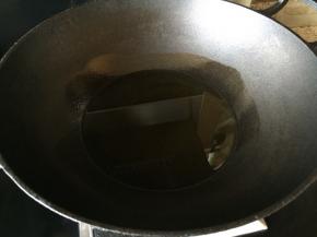 热锅，放入食用油，比平时要多，能淹没红薯条；