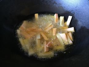 把红薯摊开，刚开始的时候，搅拌红薯有点粘的阻力，慢慢的就变得脆硬了；