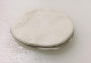 取松弛好的面团压扁擀开，表面刷油，然后两片叠放