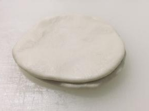 取松弛好的面团压扁擀开，表面刷油，然后两片叠放