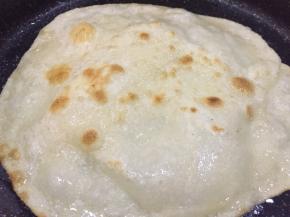 擀成一张薄片，放入电饼铛或平底锅烙成金黄色的薄饼。烙好的饼取出备用