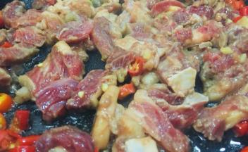 辣椒切碎，热锅下油，倒入辣椒炒香，倒入牛肉炒至变色关火