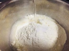 将面团材料混合