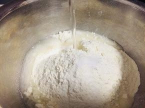 将面团材料混合