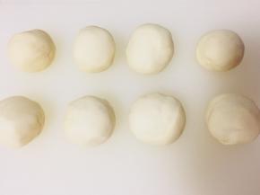 将面团揉成长条状，然后分成八份，每份揉成一个圆团松弛20分钟