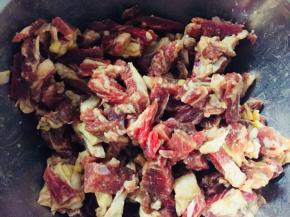 牛肉切条，加入料酒、盐、胡椒粉、淀粉、糖、姜末、蕃茄酱，拌匀腌制半小时