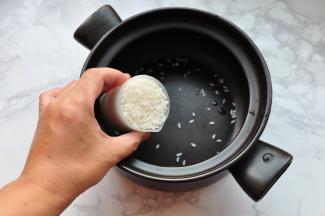 取一杯米洗净。