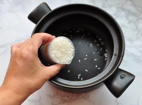 取一杯米洗净。