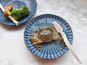 大闸蟹用刷子刷干净