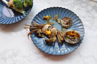 将蟹的蟹壳打开，将蟹对切成2瓣，去掉蟹牙蟹腮蟹脐蟹心。