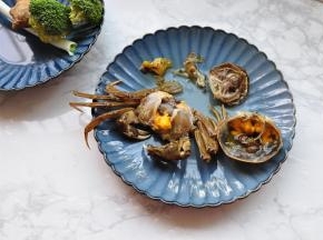 将蟹的蟹壳打开，将蟹对切成2瓣，去掉蟹牙蟹腮蟹脐蟹心。