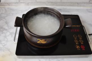 将米加适量水放在砂锅中，大火煮开转小火慢慢炖煮。