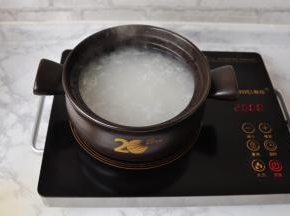 将米加适量水放在砂锅中，大火煮开转小火慢慢炖煮。