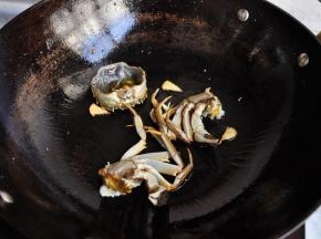 锅中放少许油，放入蟹小火慢煎。