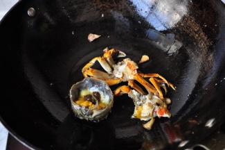 至蟹周身变色，蟹膏凝固。