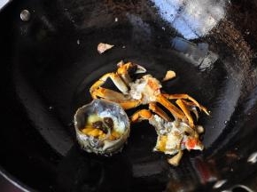 至蟹周身变色，蟹膏凝固。
