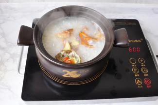 当粥煮好后，加入姜片，放入蟹段。