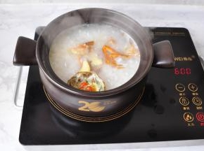当粥煮好后，加入姜片，放入蟹段。
