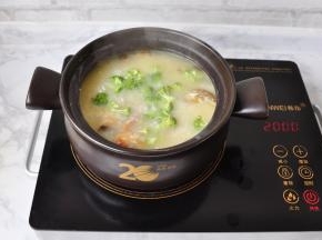 炖至十分钟左右， 这时的粥吸足了蟹的膏油，变成了金黄色，鲜香四溢，放入撕成小朵的西兰花