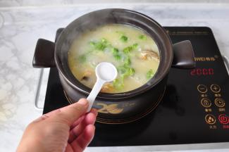 再放入少许盐调味即可。