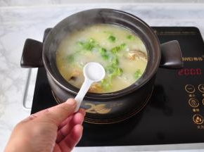 再放入少许盐调味即可。