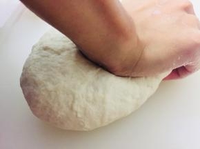 揉成光滑的面团静置松弛片刻