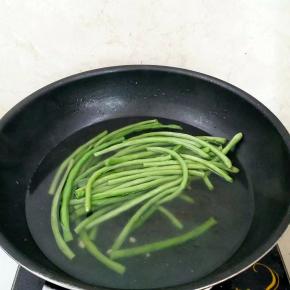 豆角进行戳水1分钟，去除碱性。