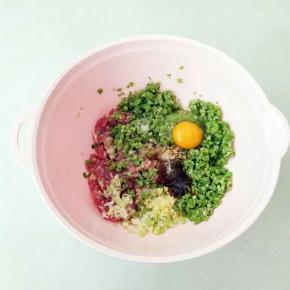 猪肉剁碎，豆角剁碎，打入鸡蛋，蚝油，生抽，味精，五香粉，砂糖，酒酿，盐，老抽，香油，油混合。