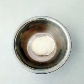 面粉中加入清水，揉成面团，盖上保鲜膜醒面10分钟。