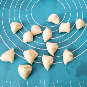 面团取出排气，分割成等量的小剂子。