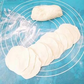 剂子擀成饺子皮状。