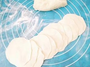 剂子擀成饺子皮状。