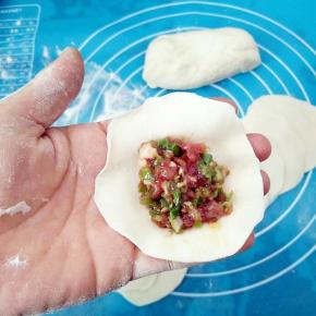 取一个面皮，中间放陷。